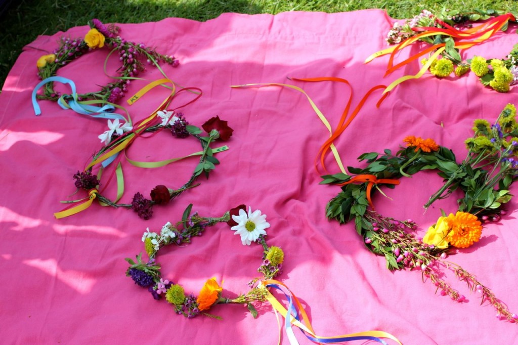 DIY Flower wreaths, may faire, making flower wreaths